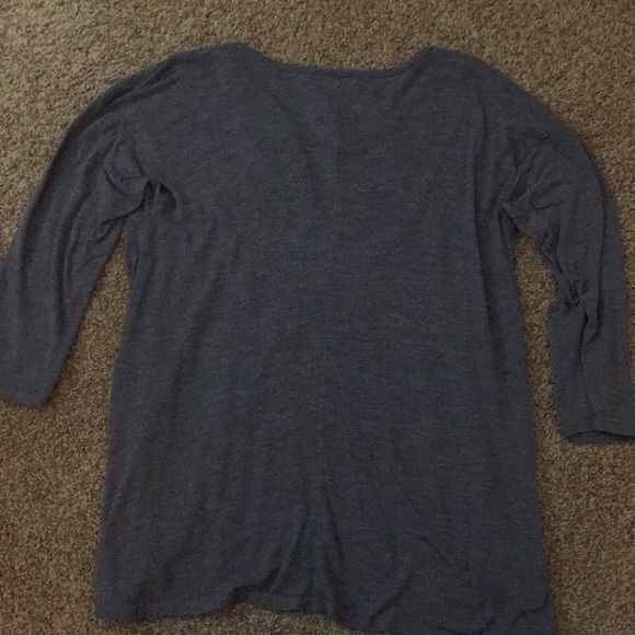 Hollister Mid-Sleeve Gray Shirt With Design - Picture 2 of 4